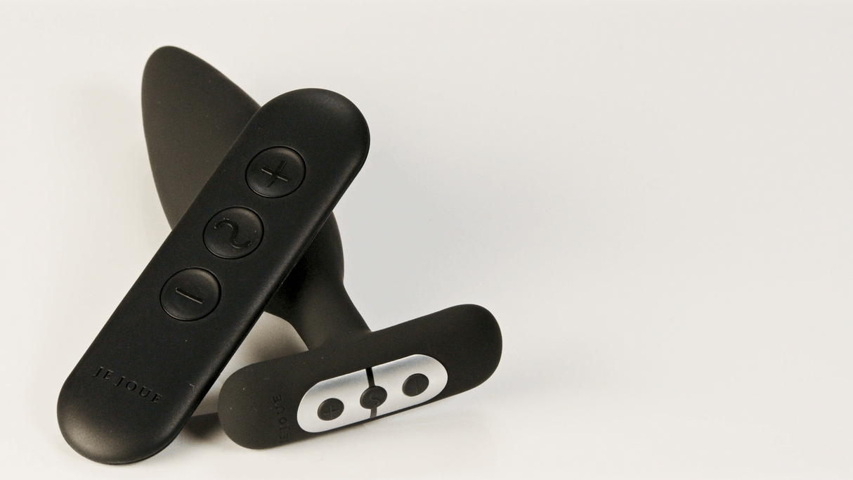 Je Joue Onyx Vibrating Butt Plug Black