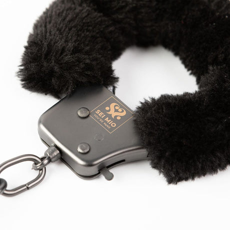 SEI MIO Cuff Love Furry Metal Handcuffs